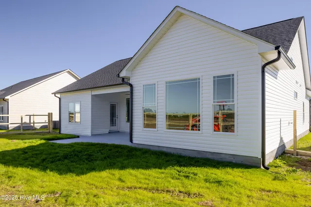 $344,900 | 105 Sunny Acres Lane, Clinton, NC 28328