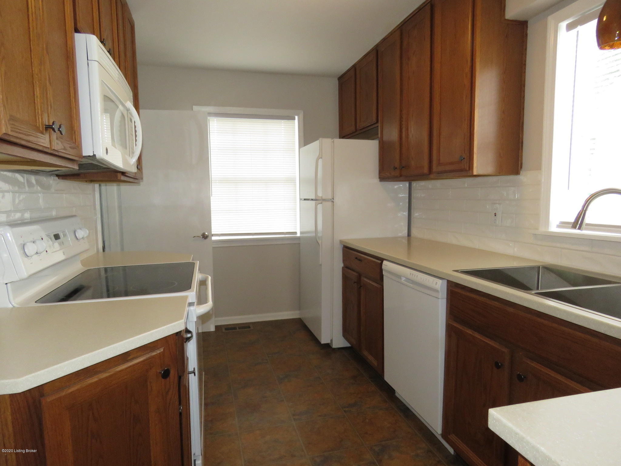 3032 Radiance Road Louisville, KY 40220 - Photo 5 of 27 IMG_6857