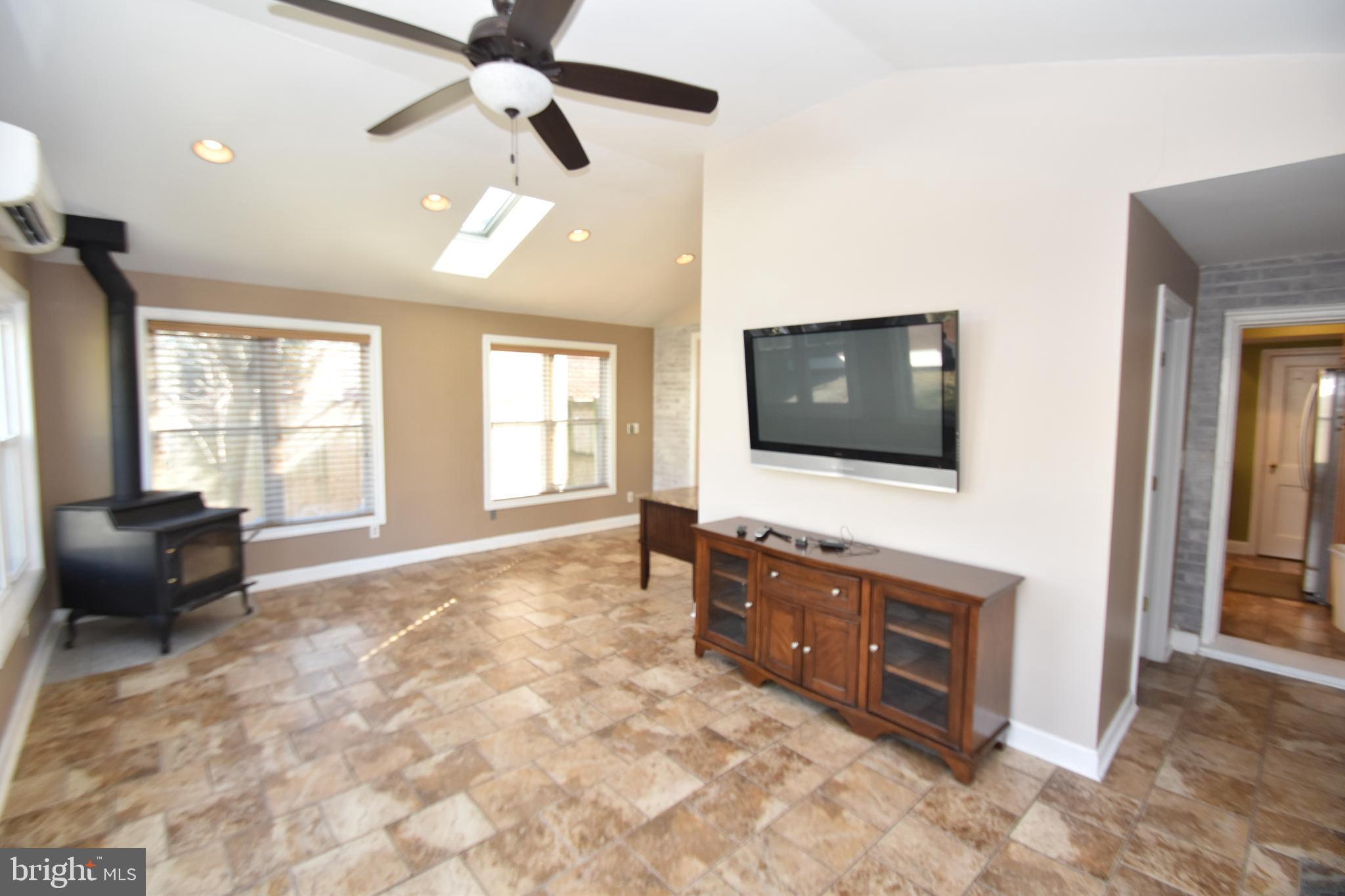 22 Tanglewood Road Baltimore, MD 21228 - Photo 14 of 25 Easy access to kitchen/den & full bath