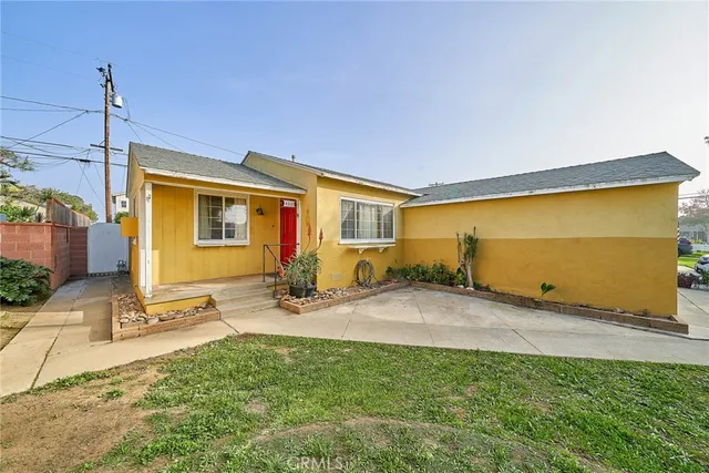 a view of backyard of the house