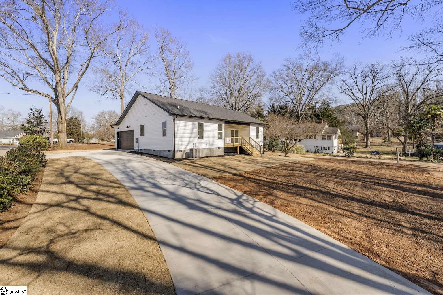 191 Murdock Drive Belton, SC 29627 - Photo 2 of 23