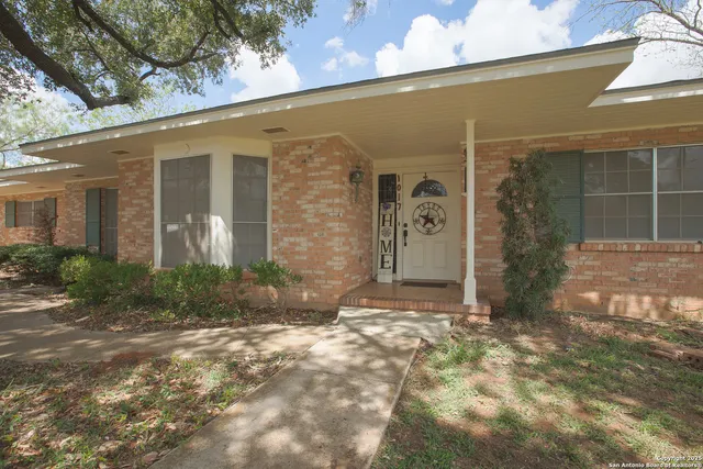 $300,000 | 1017 East Trinity Street, Pearsall, TX 78061