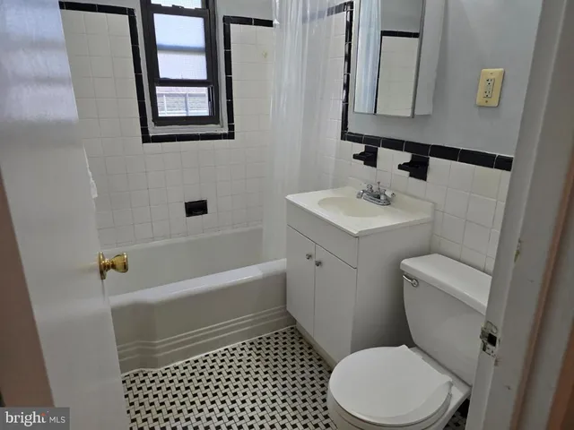 a picture of a bench in a garage