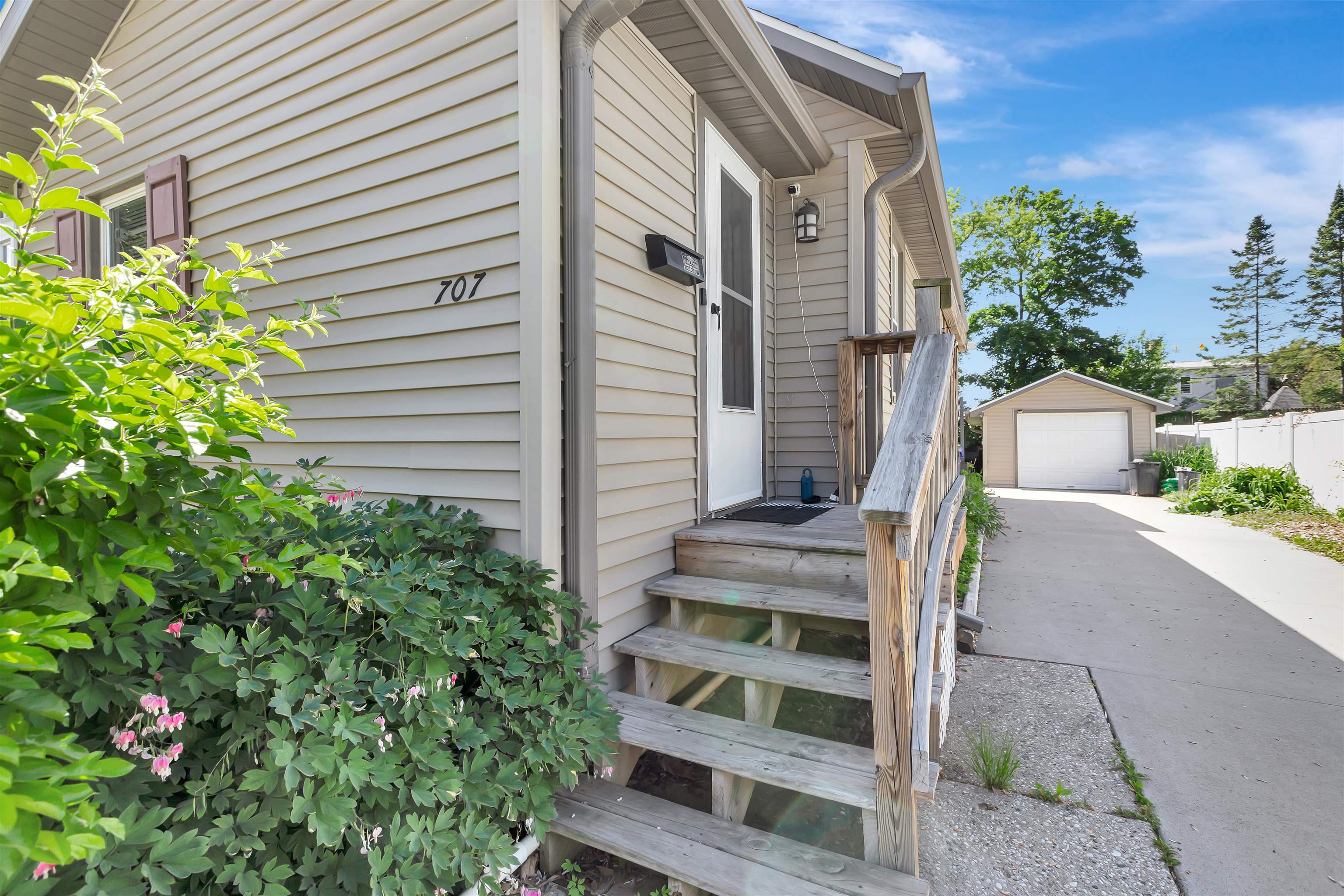 707 East Randall Street Appleton, WI 54911 - Photo 2 of 20