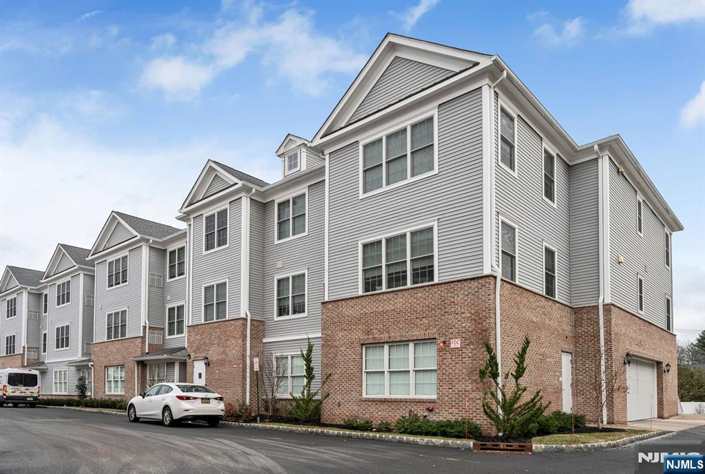 5307 Rio Vista Lane Northvale, NJ 07647 - Photo 2 of 41