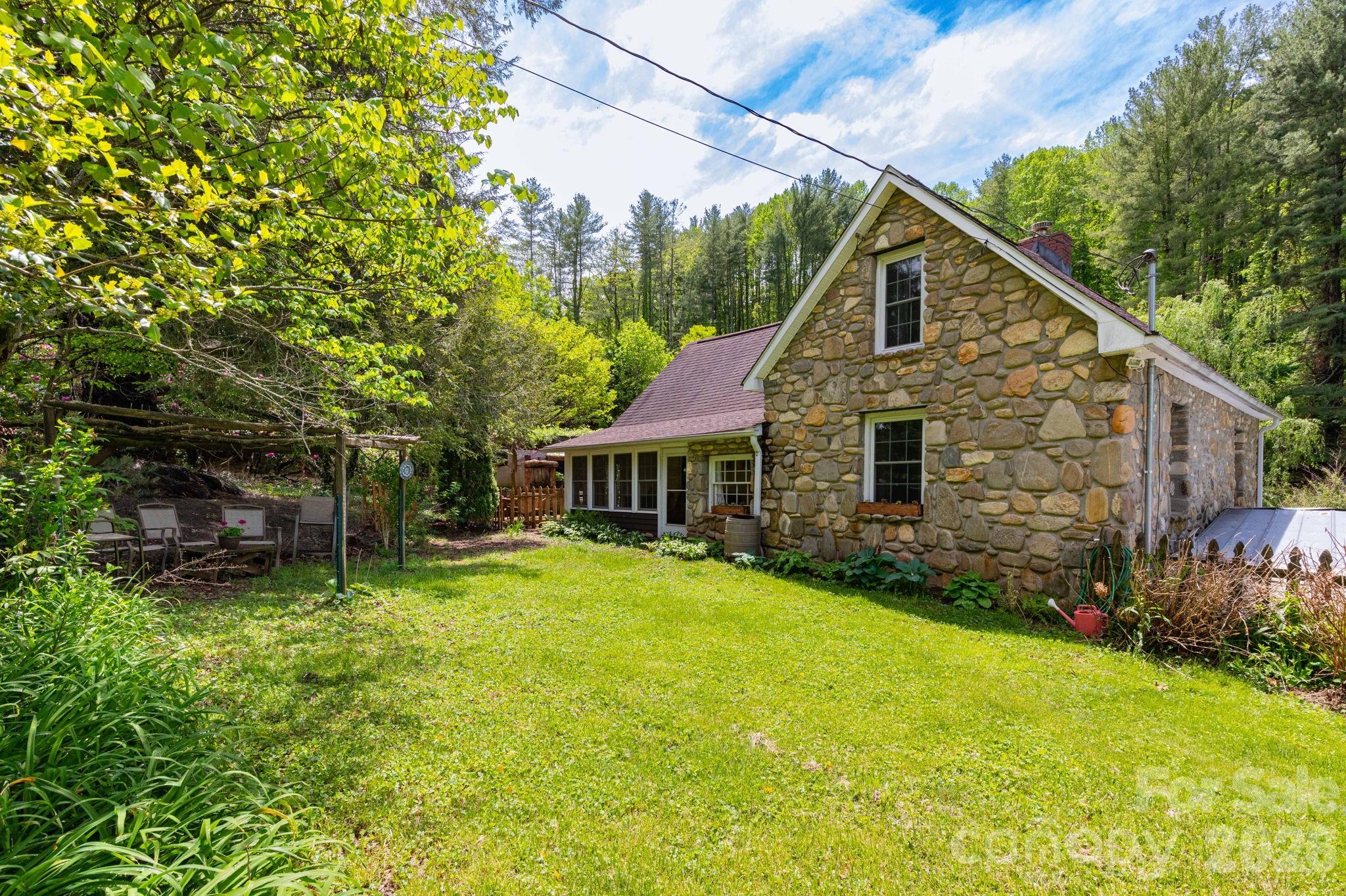 1492 Murray Road Canton, NC 28716 - Photo 1 of 45