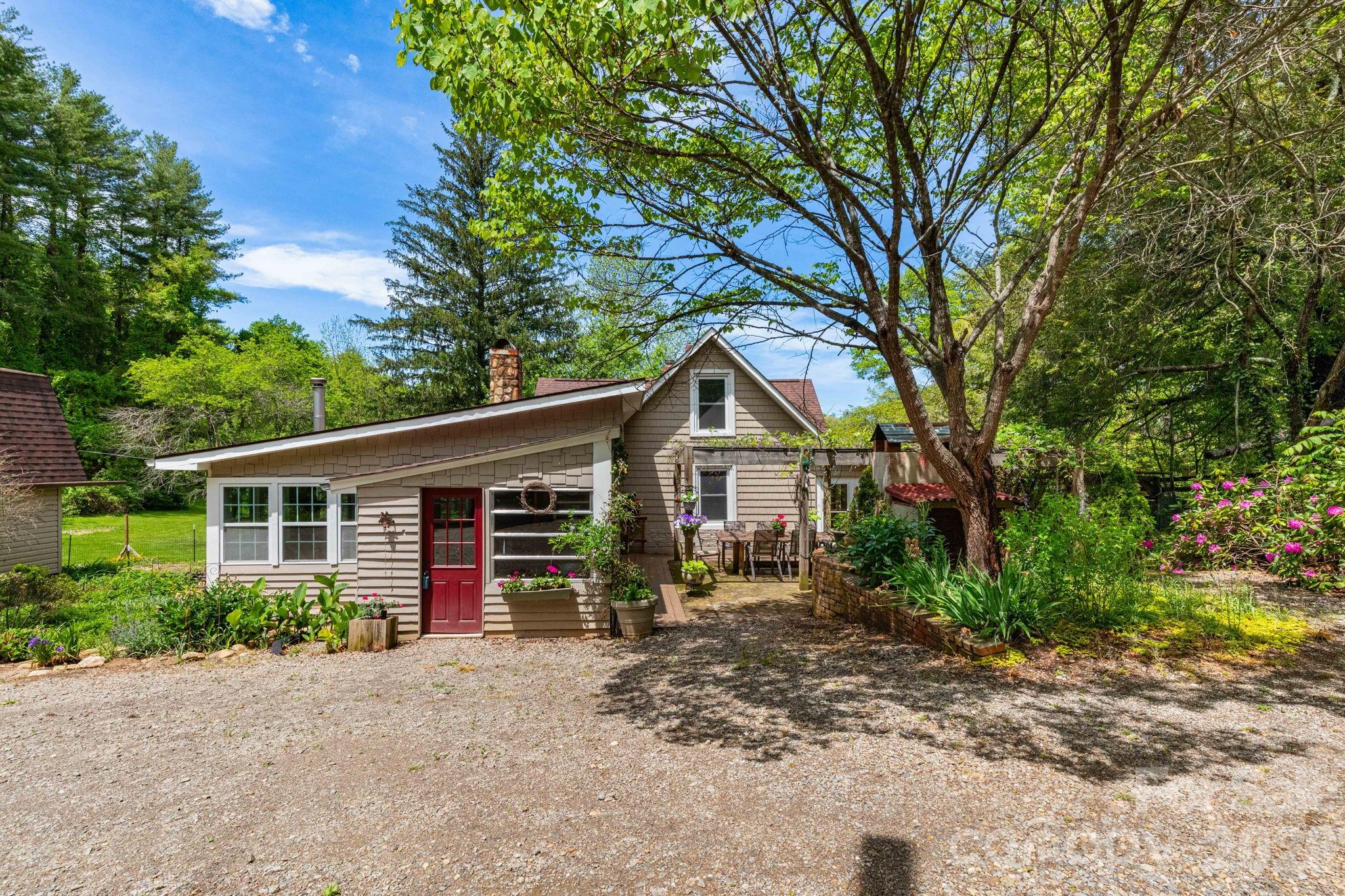 1492 Murray Road Canton, NC 28716 - Photo 2 of 45