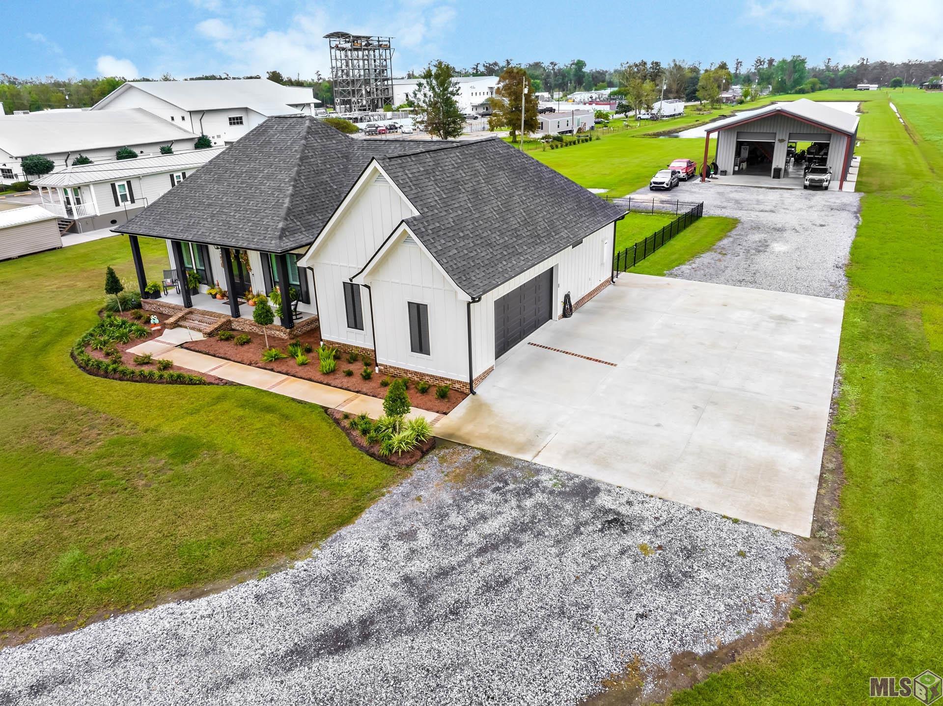 2811 Bayou Blue Road Houma, LA 70364 - Photo 2 of 24