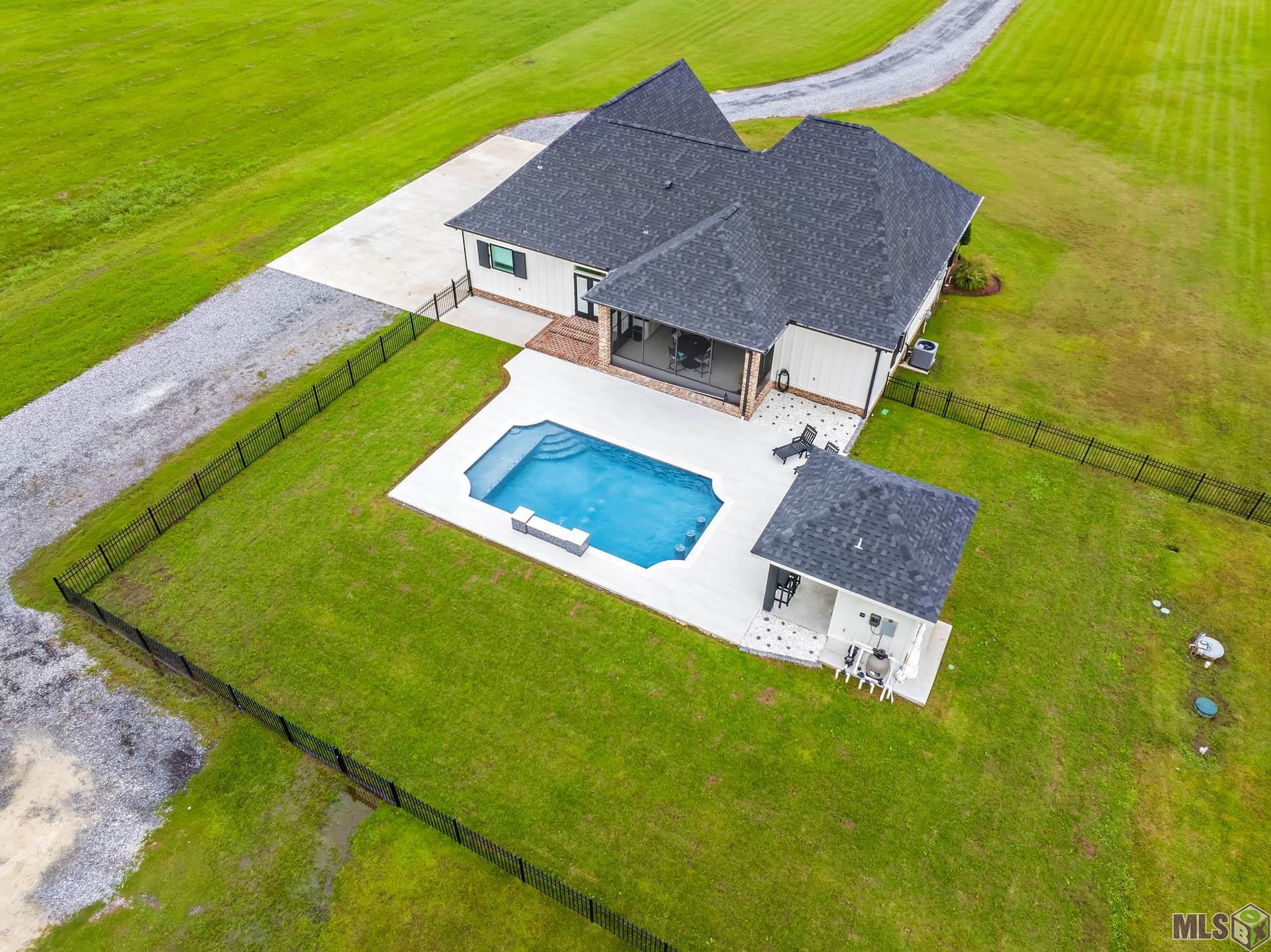 2811 Bayou Blue Road Houma, LA 70364 - Photo 3 of 24