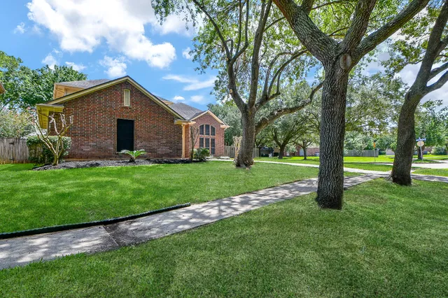 a view of a house with backyard and garden