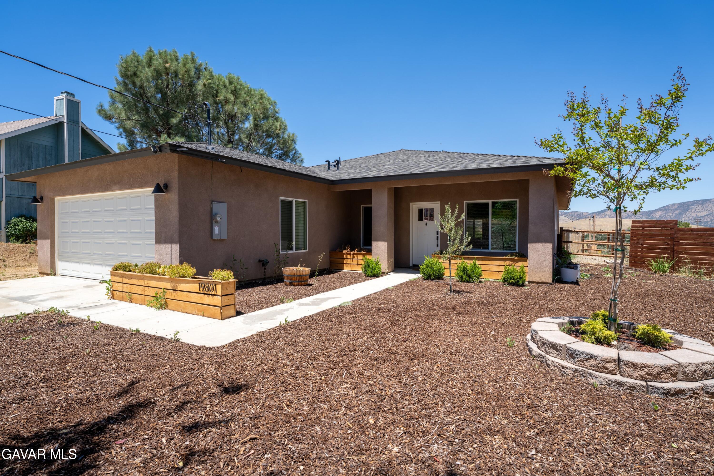 19801 Star Court Tehachapi, CA 93561 - Photo 2 of 28 01-JYP08458-HDR
