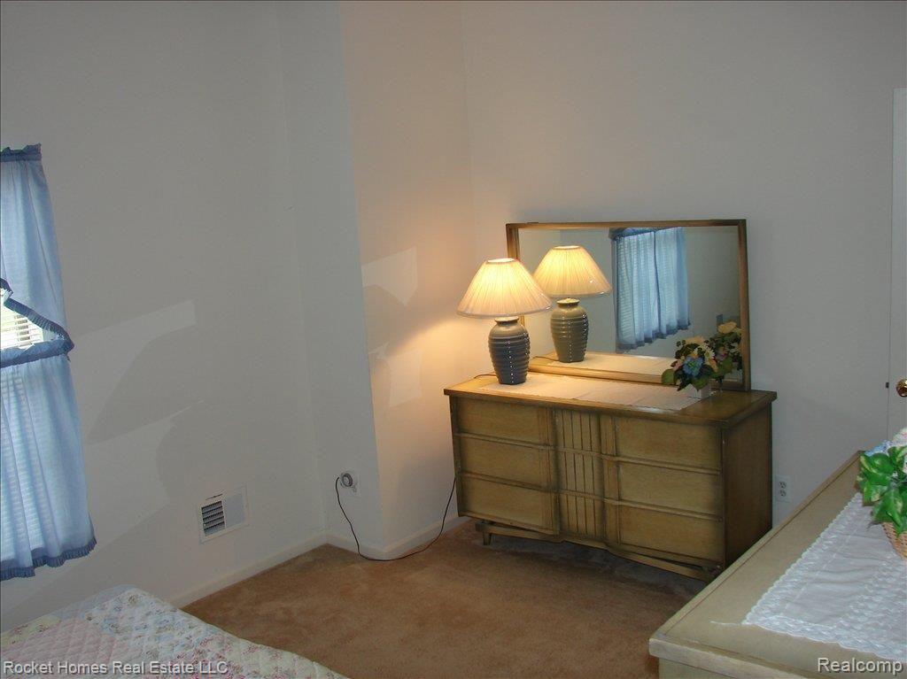11840 Farmington Road Livonia, MI 48150 - Photo 12 of 17 Guest bedroom 1