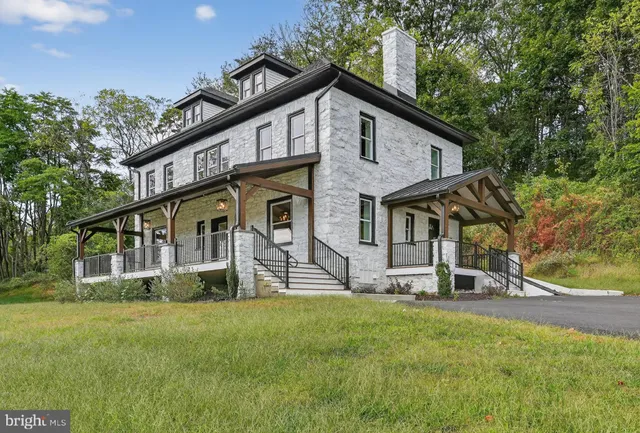 a view of a house with backyard and garden