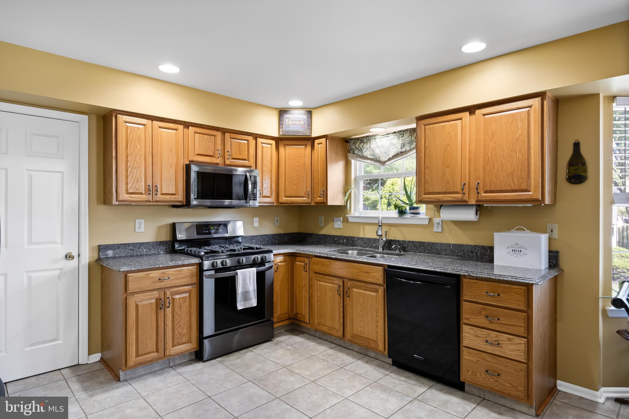 21 Teaberry Lane Delran, NJ 08075 - Photo 11 of 40 Kitchen