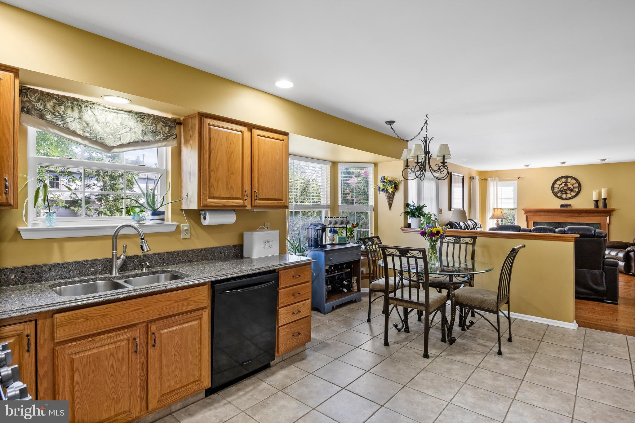 21 Teaberry Lane Delran, NJ 08075 - Photo 12 of 40 Kitchen/Breakfast Area