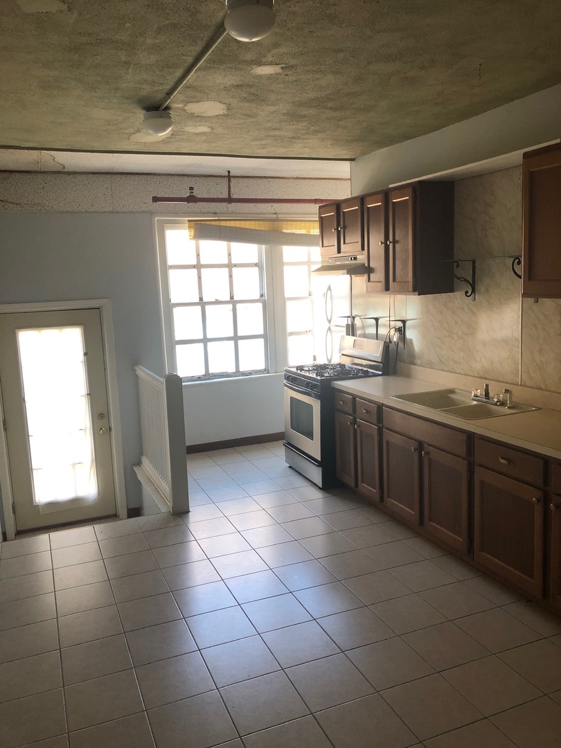 8 North Broadway, Unit 2 Aurora, IL 60505 - Photo 2 of 9