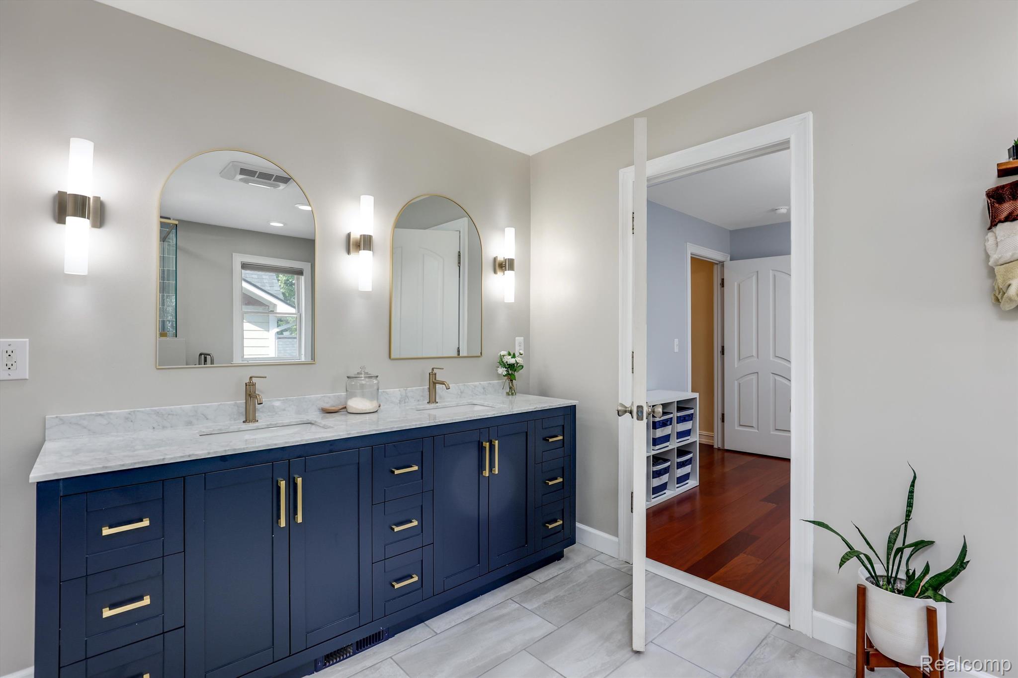 236 Woodside Road Royal Oak, MI 48073 - Photo 22 of 44 Newly renovated (2023) primary bath