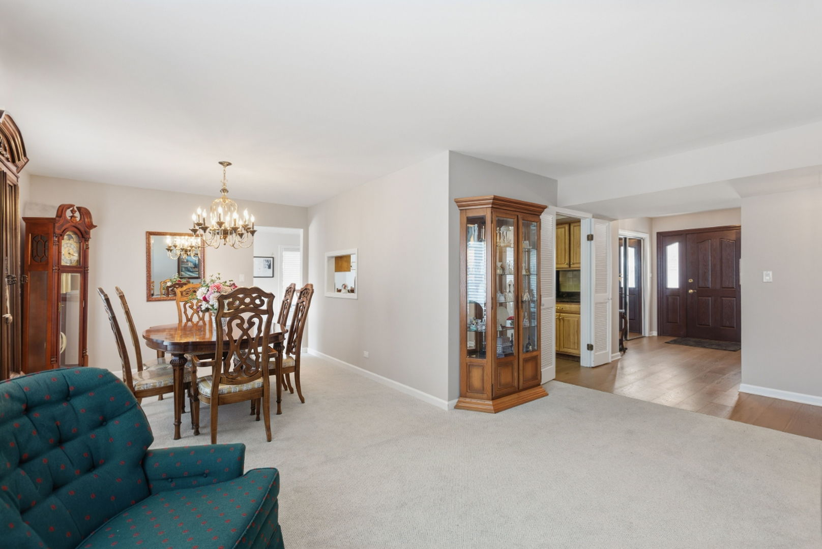 1418 Bladon Road Schaumburg, IL 60169 - Photo 7 of 32