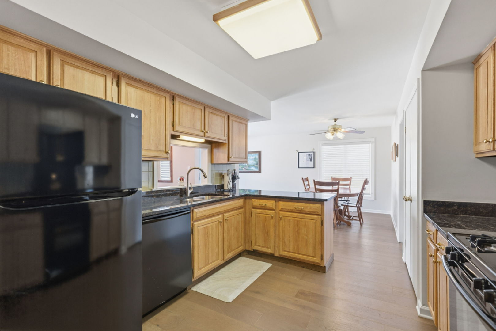 1418 Bladon Road Schaumburg, IL 60169 - Photo 9 of 32