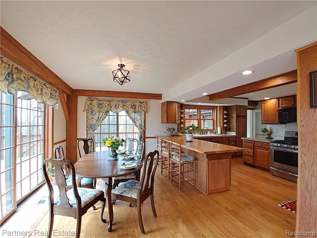 2715 West Coon Lake Road Howell, MI 48843 - Photo 13 of 54 5. Welcoming Kitchen & Dining areas...