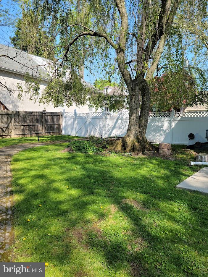 120 Gilpin Road Willow Grove, PA 19090 - Photo 33 of 34 View of Side yard