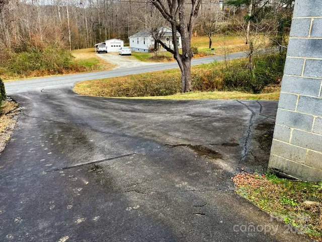 a view of a yard with a house