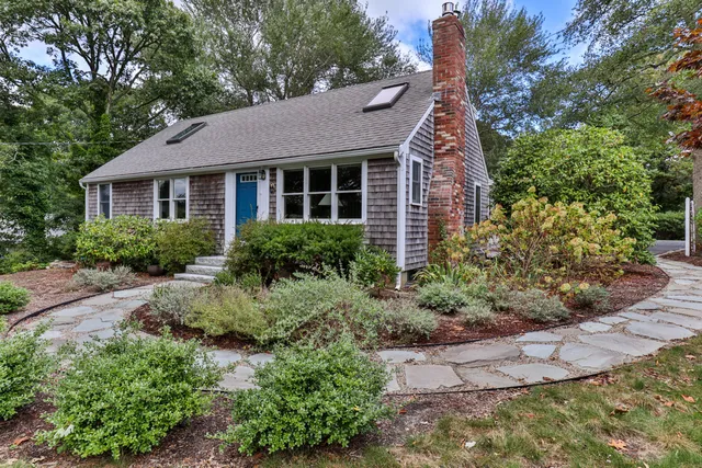 a view of a yard in front of house