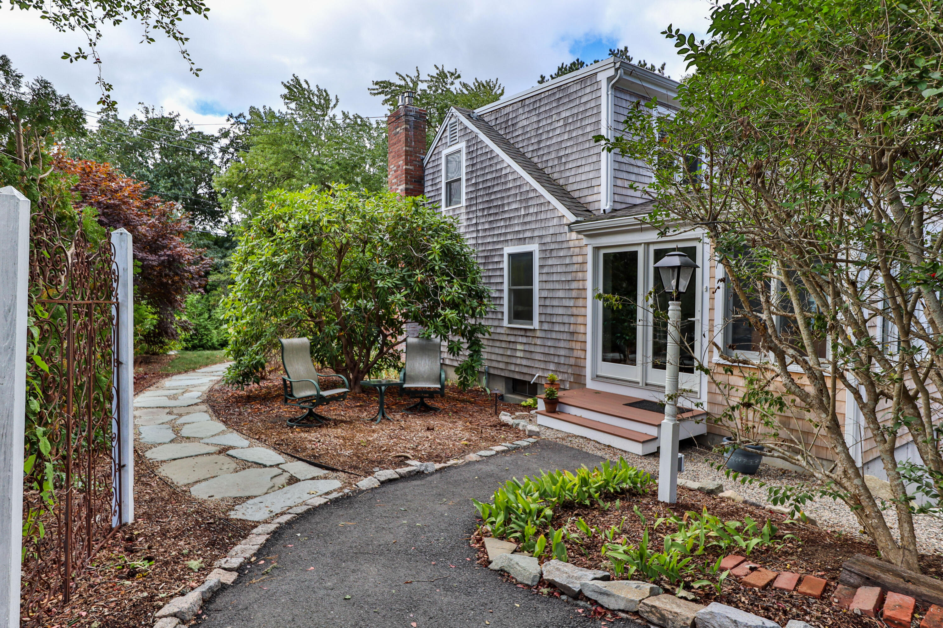 306 Old Queen Anne Road Chatham, MA 02633 - Photo 2 of 41 a front view of a house with garden
