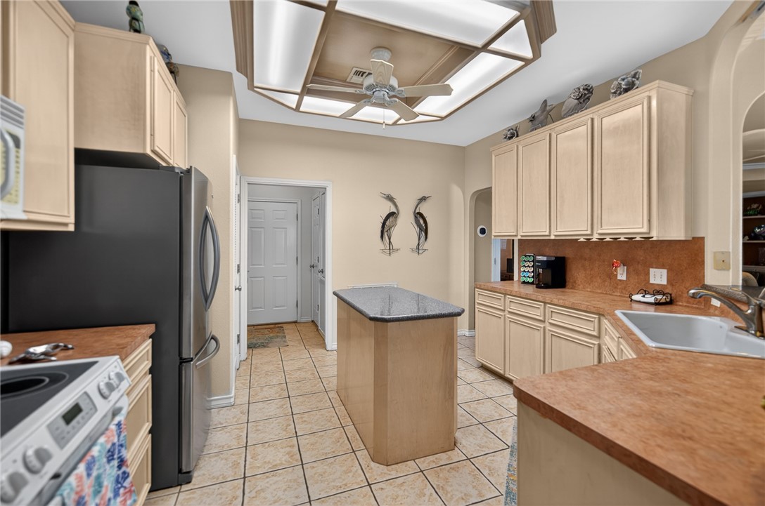 15969 Punta Espada Loop Corpus Christi, TX 78418 - Photo 11 of 40 Kitchen
