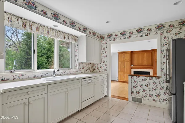 $425,000 | 2 North Helderberg Parkway, Bethlehem, NY 12159