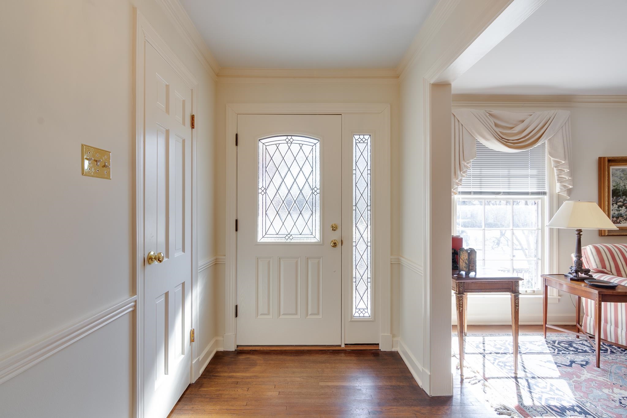 199 South Grove Park Road Memphis, TN 38117 - Photo 3 of 40 Foyer with light wood-style floors and ornamental molding