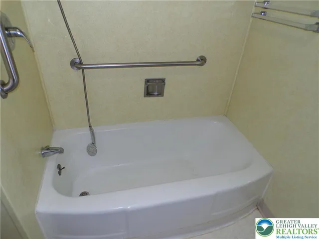 $1,950 | 2250 Siegfried Avenue, Northampton, PA 18067