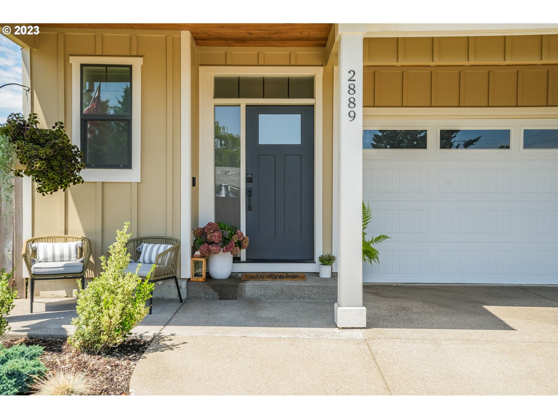 2889 4th Street Hubbard, OR 97032 - Photo 2 of 37 a living room filled with furniture