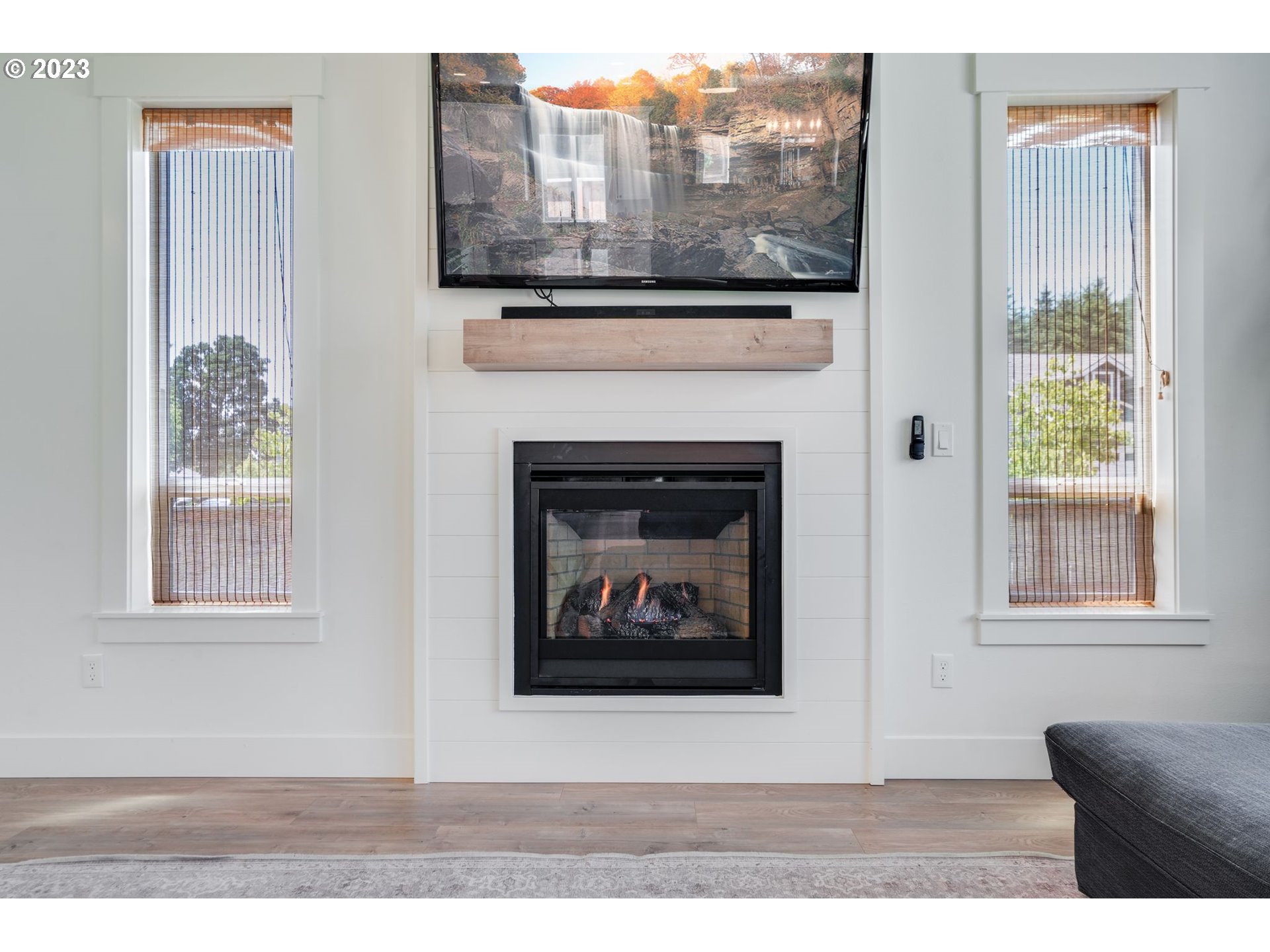 2889 4th Street Hubbard, OR 97032 - Photo 7 of 37 a black and white photo of a living room