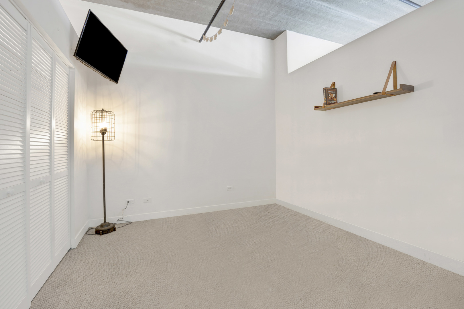833 West 15th Place, Unit 511 Chicago, IL 60608 - Photo 12 of 21 a view of a livingroom with wooden floor