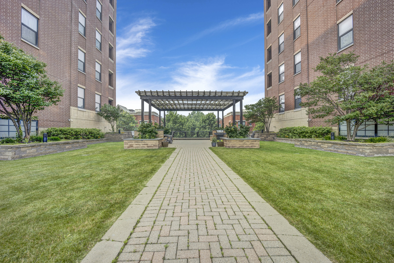 833 West 15th Place, Unit 511 Chicago, IL 60608 - Photo 17 of 21 a view of a brick building with a yard