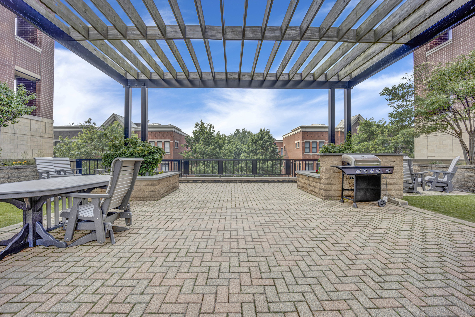 833 West 15th Place, Unit 511 Chicago, IL 60608 - Photo 18 of 21 a patio with table and chairs a barbeque