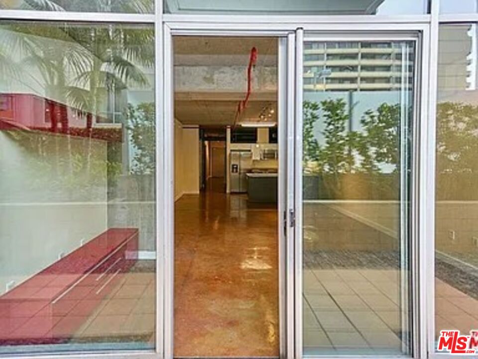 645 West 9th Street, Unit 240 Los Angeles, CA 90015 - Photo 13 of 25 a bathroom with a glass door