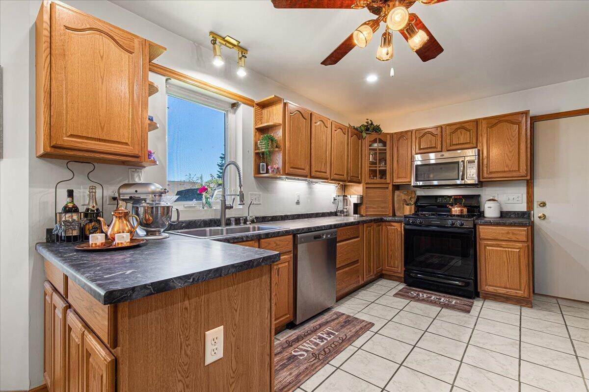 2350 East Sandy Acre Road West Bend, WI 53090 - Photo 11 of 42 Kitchen