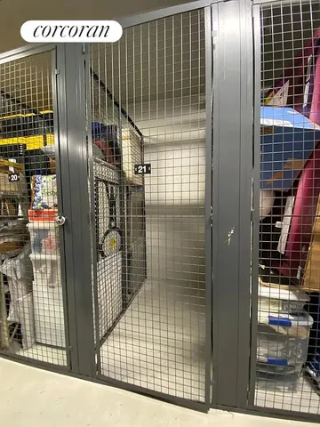 $899,000 | 21-45 44th Drive, Unit 6B | Long Island City