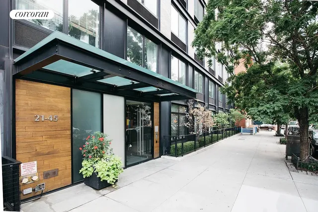 $899,000 | 21-45 44th Drive, Unit 6B | Long Island City