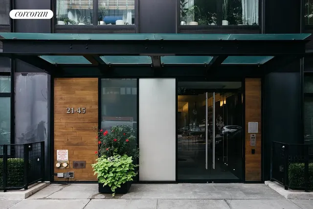 $899,000 | 21-45 44th Drive, Unit 6B | Long Island City