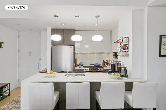 $899,000 | 21-45 44th Drive, Unit 6B | Long Island City