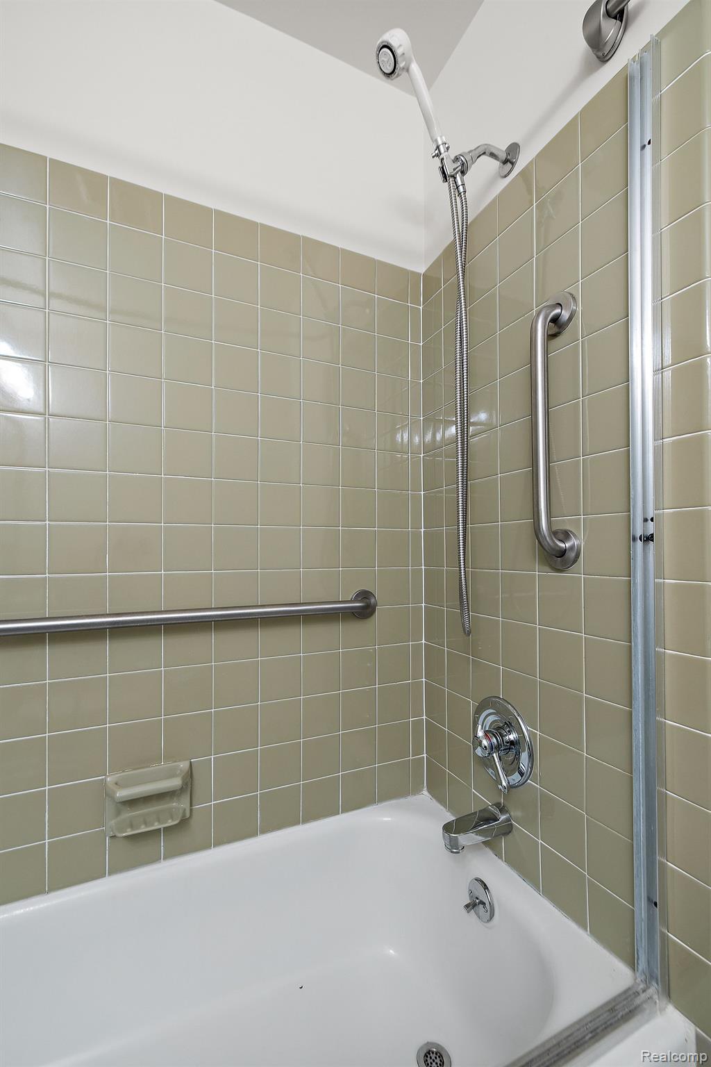 1300 East Fairview Lane Rochester, MI 48306 - Photo 61 of 64 Full bath