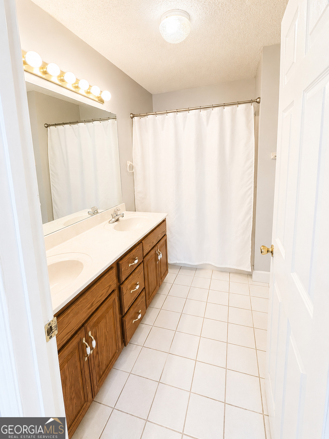 959 Lovers Lane Road Leesburg, GA 31763 - Photo 10 of 19 a spacious bathroom with a double vanity sink a mirror and a bathtub