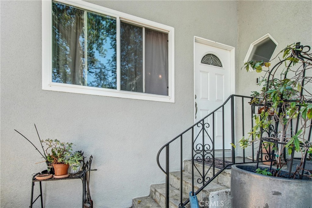 10746 Tujunga Canyon Boulevard Tujunga, CA 91042 - Photo 5 of 34 Porch