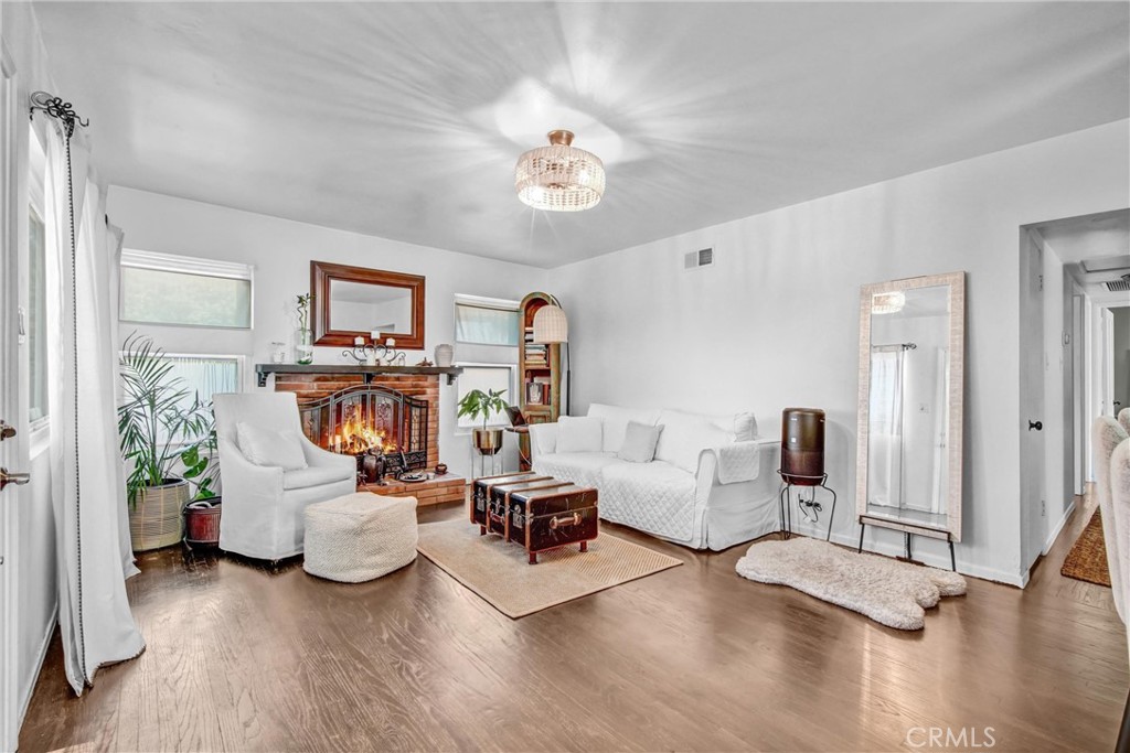 10746 Tujunga Canyon Boulevard Tujunga, CA 91042 - Photo 6 of 34 Living room