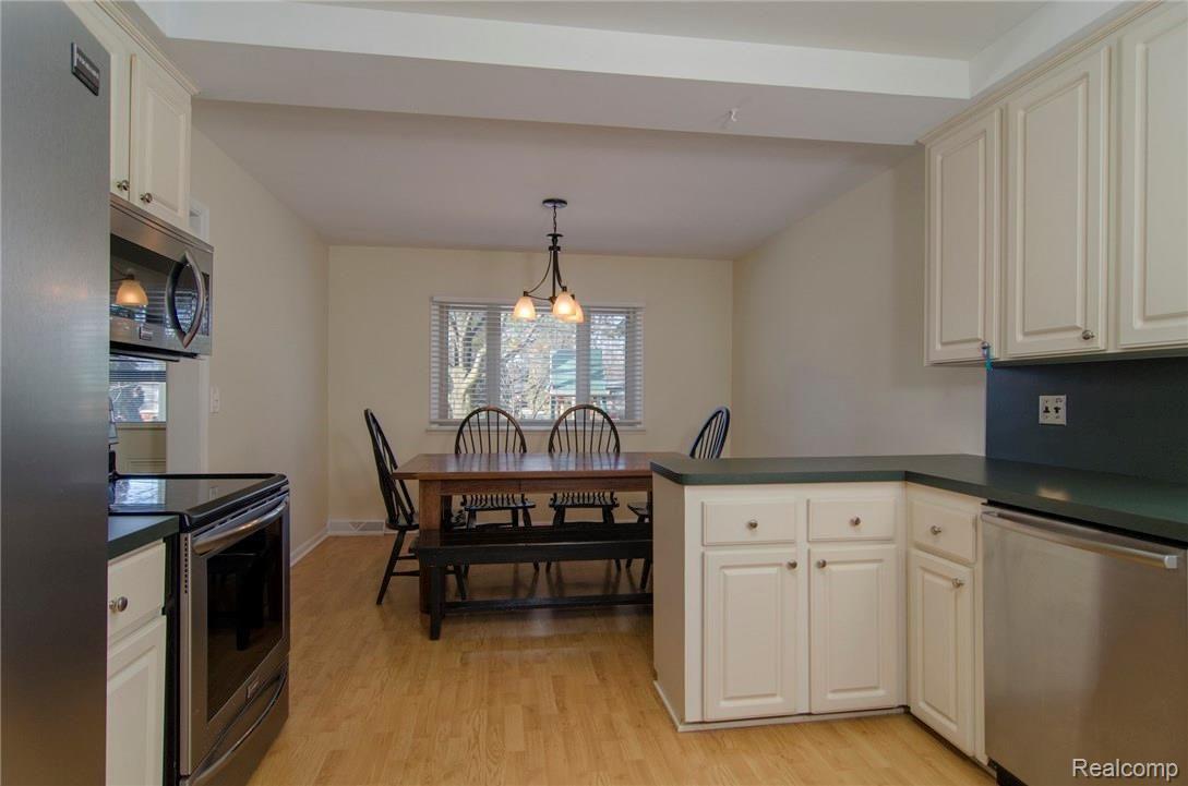 28383 Westerleigh Road Farmington, MI 48334 - Photo 7 of 18 7.jpg