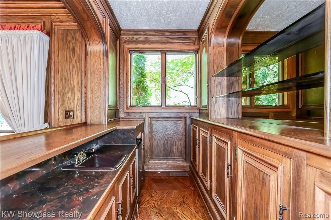 1900 East Vly Road Bloomfield Hills, MI 48304 - Photo 21 of 68 For The Entertainer In You! Wet Bar Adjacent To the Family Room. Windown Facing Backyard.