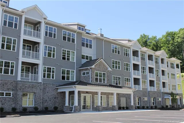 $2,795 | 398 Federal Road, Unit 310, Brookfield, CT 06804